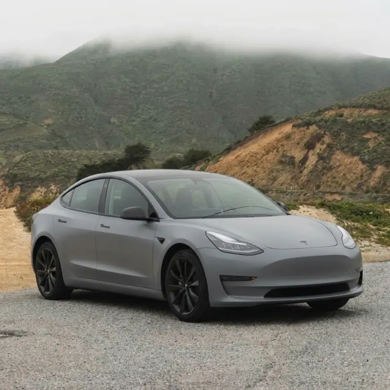 Tesla Model 3 в сером матовом покрытии — AI-визуализация оклейки авто