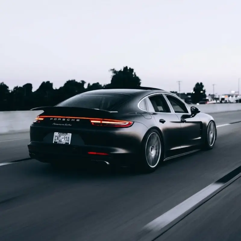 Porsche Panamera в чёрном сатиновом покрытии — AI-визуализация оклейки